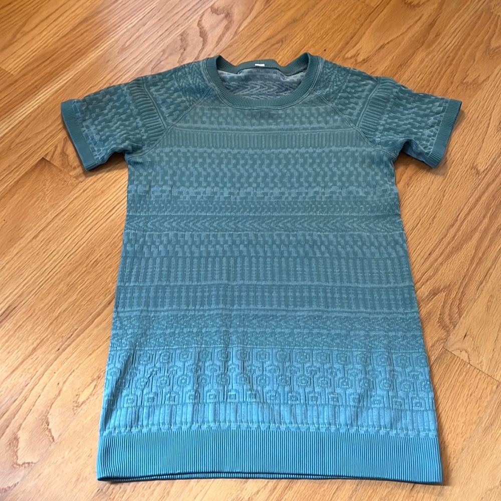Lululemon rest less patterned short sleeve top size 6 light green
